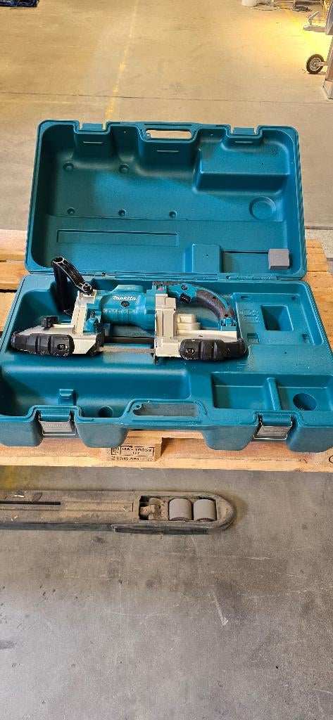 Makita DPB180 bandzaag, Ophalen, 70 mm of meer, Nieuw, 600 tot 1200 watt