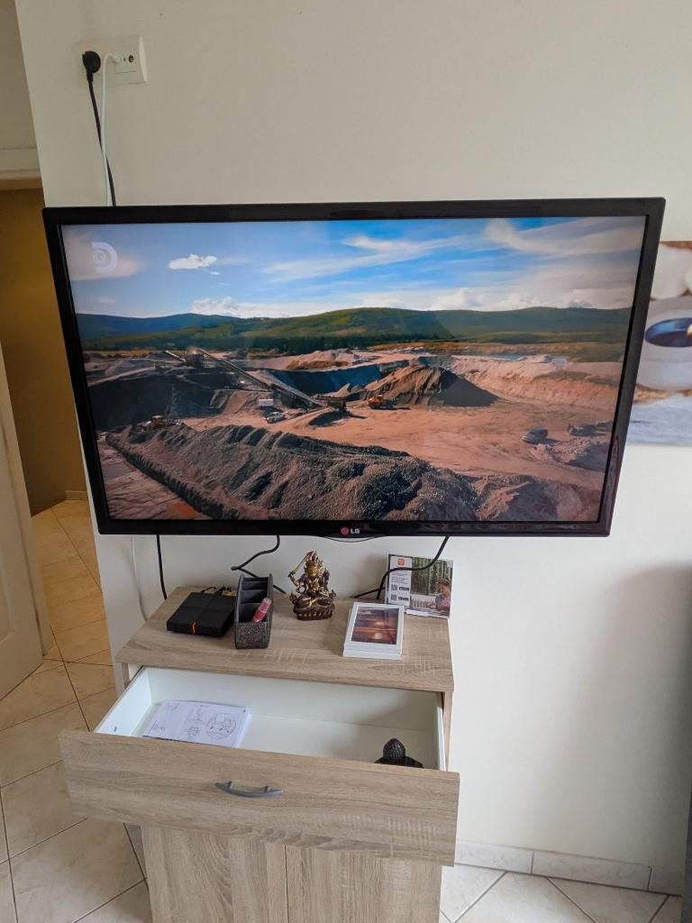 LCD FLATSCREEN TELEVISIE + WANDBEUGEL, Audio, Tv en Foto, Televisies, Ophalen, Gebruikt, 50 Hz, LCD