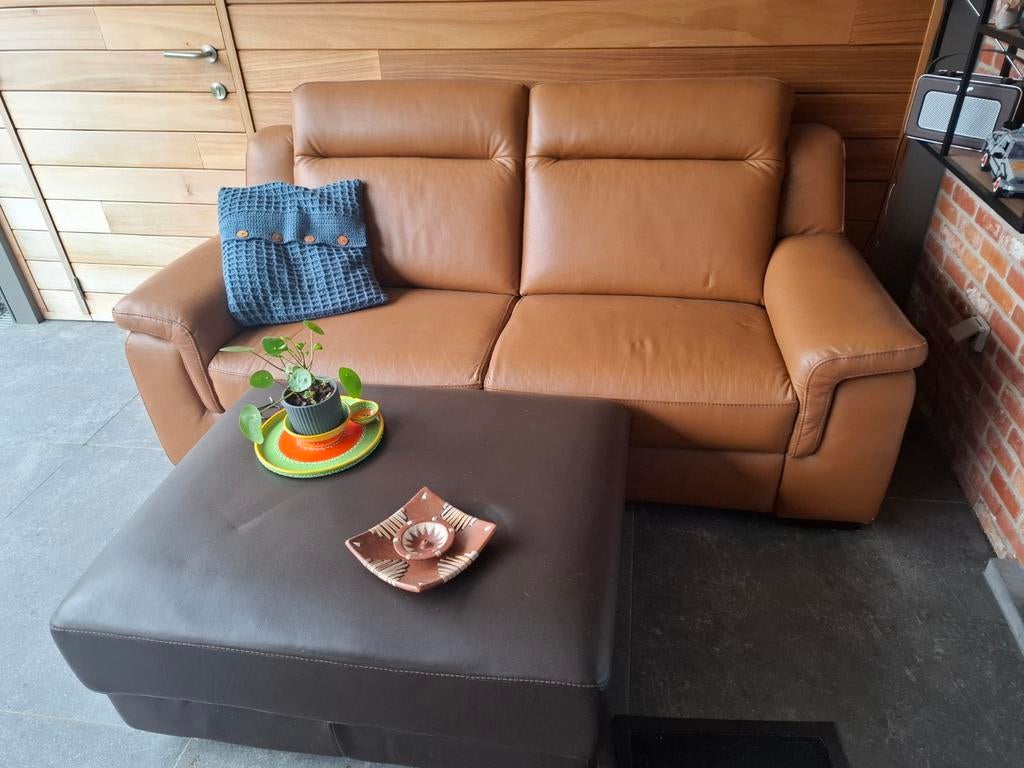 Comfortabele lederen zetel en poef, Maison & Meubles, Canapés | Coins salons complets, Enlèvement