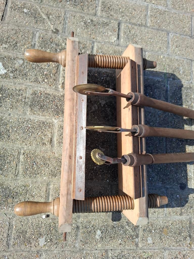 Presse à reliure et outils, Enlèvement