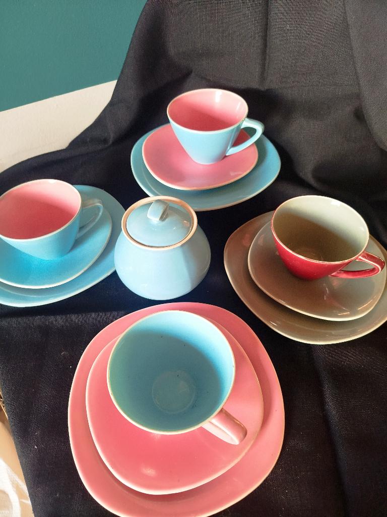 SET VAN 4 MOOIE VINTAGE BOCH TWEEKLEURIGE LUNCHES, Antiek en Kunst, Antiek | Servies compleet, Ophalen of Verzenden