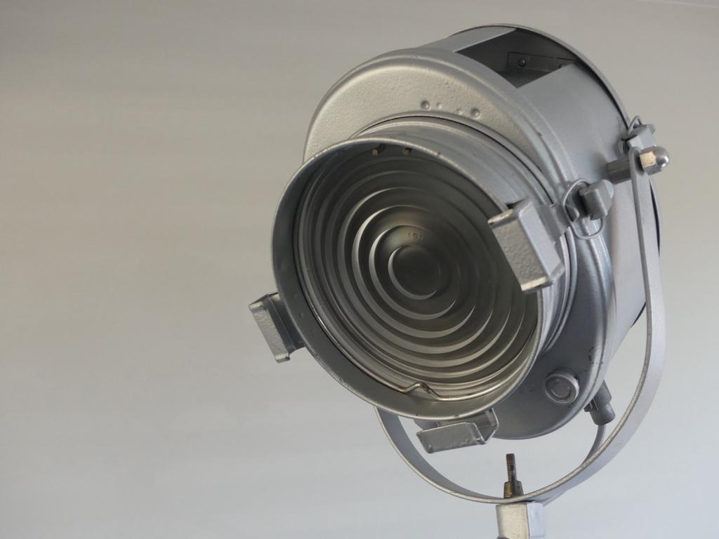 A.E. Cremer Theaterspot op statief, Huis en Inrichting, Lampen | Spots, Gebruikt, Vloerspot of Grondspot, Metaal of Aluminium