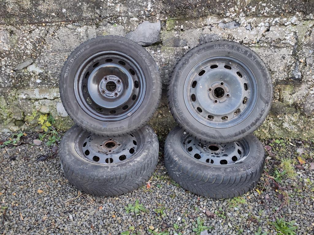 Pneus hiver bmax 185 60 R15, Enlèvement, Pneus hiver, Pneu(s)