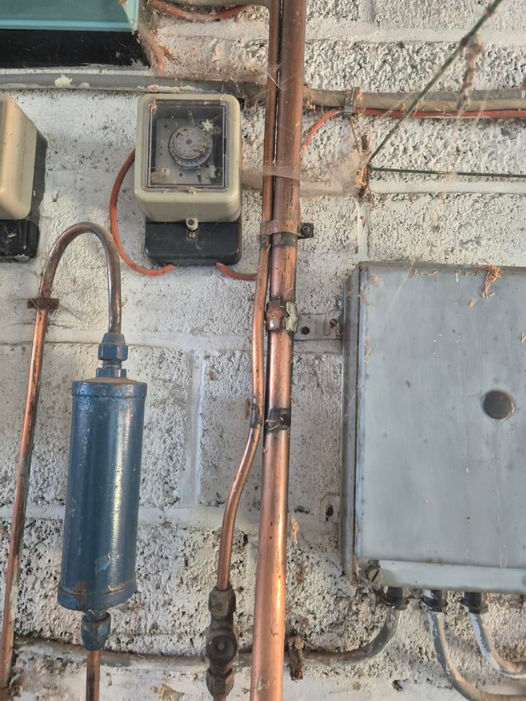 Verschillende koperen leidingen, Ophalen