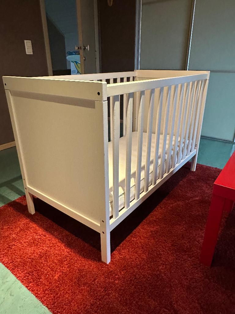 Lit bébé blanc avec matelas, Enlèvement, Matelas