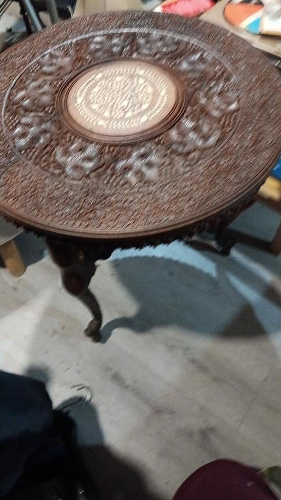 Table sculptee, Enlèvement ou Envoi