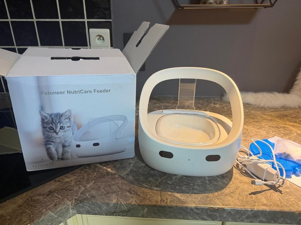 Mangeoire automatique avec Tag et application, Comme neuf, Fermé