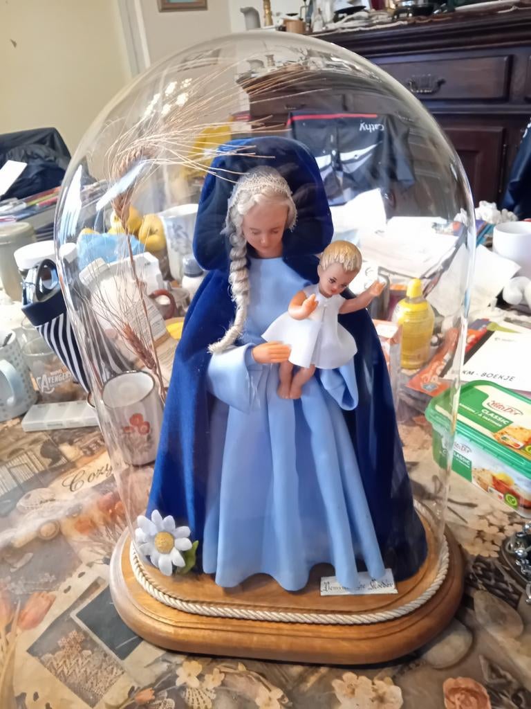 Grote glazen stolp met Mariabeeld en kindje, Ophalen