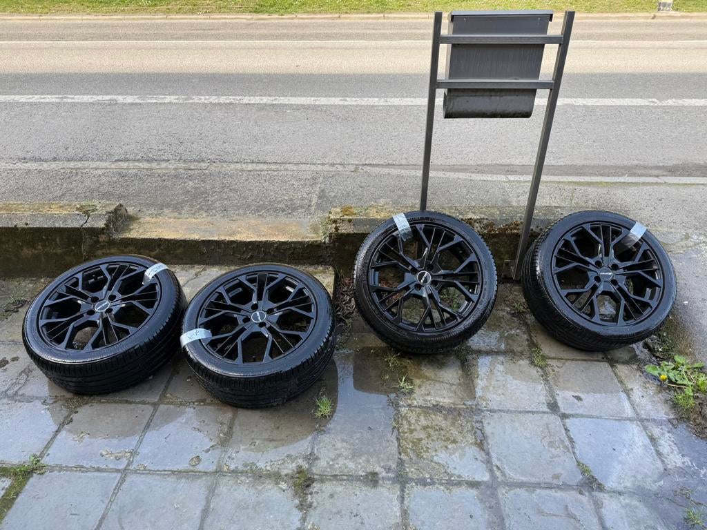 Nouveau pneu sur jante, Auto-onderdelen, Banden en Velgen, 215 mm, Banden en Velgen, Nieuw, 17 inch