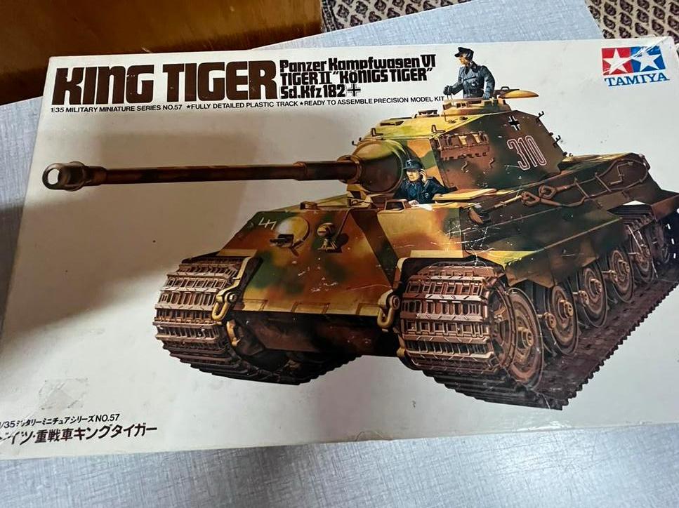 Doos met soldaatjes en tankauto , origineel, Verzamelen, Poppetjes en Figuurtjes, Ophalen of Verzenden, Gebruikt