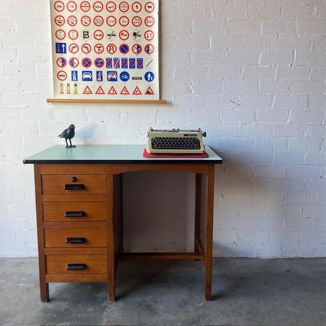 Retro vintage mid-century (school) bureau, Huis en Inrichting, Bureaus, Met lades, Gebruikt, Hout, Schoolbureau
