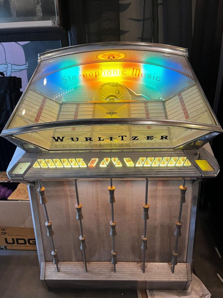 Jukebox Wurlitzer modèle 2504, Collections, Machines | Jukebox, Utilisé, Wurlitzer, 1960 à 1970, Avec singles, Enlèvement