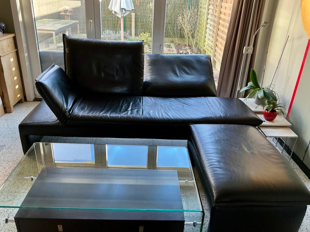 Zwart lederen zetel en voetenbank met salontafel., Ophalen, Zo goed als nieuw, Leer, Modern