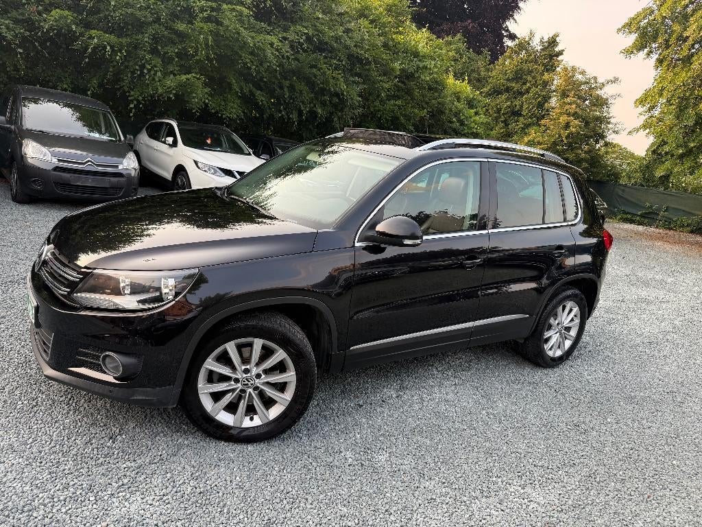 VW Tiguan 2.0TDI 140PK Panorama bruin lederen dak, Auto's, Volkswagen, Euro 5, Parkeersensor, Zwart, Leder