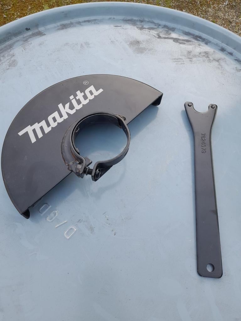 Makita beschermkap voor haakse slijper + sleutel, Ophalen