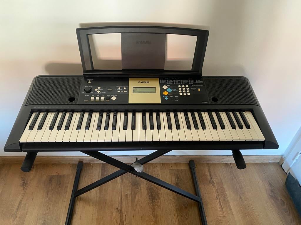 Yamaha YPT-220, Musique & Instruments, Claviers, Comme neuf, 61 touches, Yamaha, Avec pied, Enlèvement