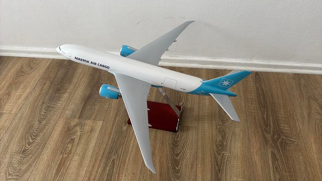 Maersk Boeing 777-F 1:100 met GRATIS! Etihad 777-F 1:400, Hobby en Vrije tijd, 1:72 tot 1:144, Zo goed als nieuw, Vliegtuig, Ophalen