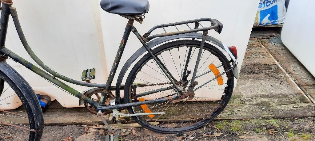 2 zeer oude damesfietsen met veel opknapwerk, Ophalen