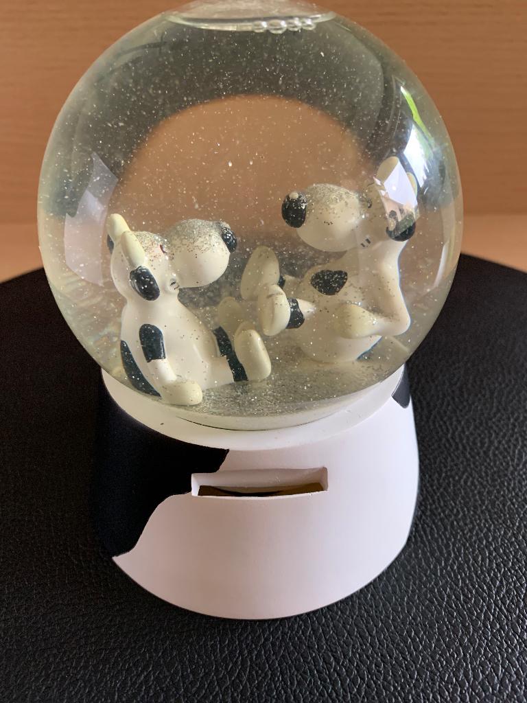 Spaarpotkoe met sneeuwbal, Verzamelen, Spaarpotten, Ophalen of Verzenden, Zo goed als nieuw, Kunststof, Dier