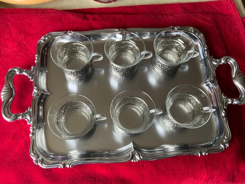 6 verres sur un plateau, Enlèvement