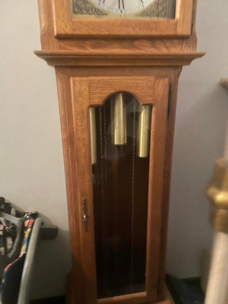 Oude antieke houten staande klok, Enlèvement