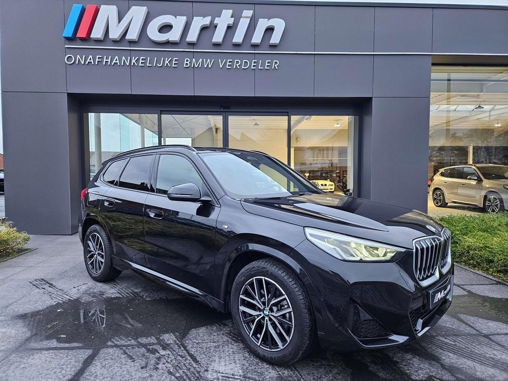 BMW X1 sDrive18iA Aut M Sport/ Panodak/ Trkhk/ verd ramen, 135 pk, Gebruikt, Zwart, Zwart