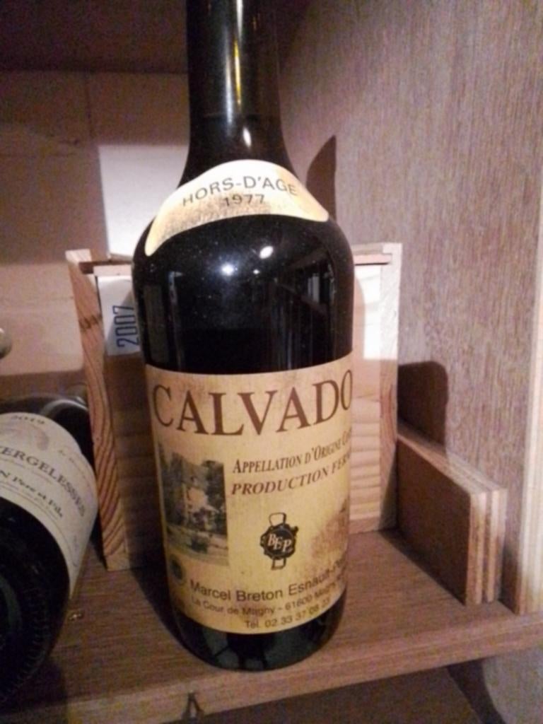 Calvados ’’hors d’âge’’ de 1977 de M. Breton. 75cl, Collections, Vins, Enlèvement