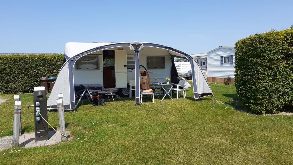 Caravan Eriba Nova 490A geïsoleerd, Caravanes & Camping, Caravanes, Jusqu'à 4, 5 à 6 mètres, Particulier, Banquette en rond