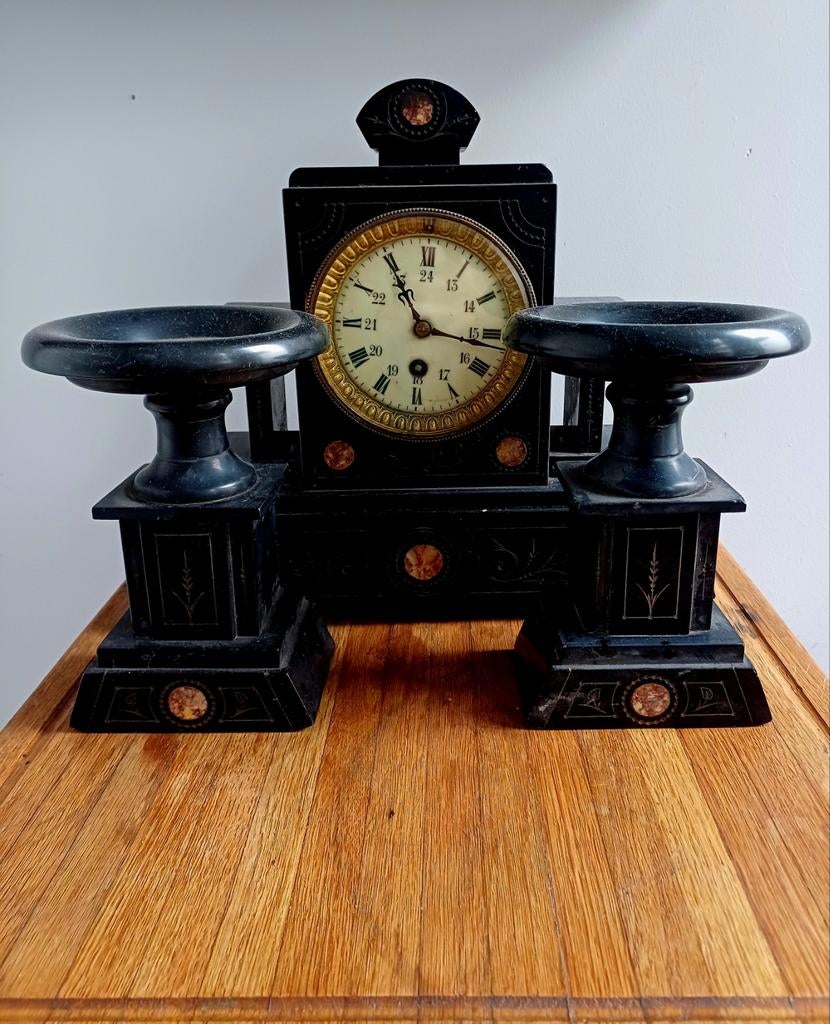 Horloge en marbre avec ornements, Enlèvement ou Envoi