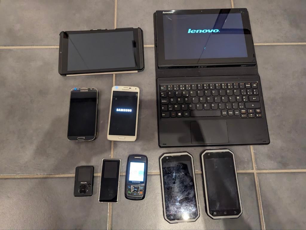 Lot divers smartphones, téléphones, tablettes