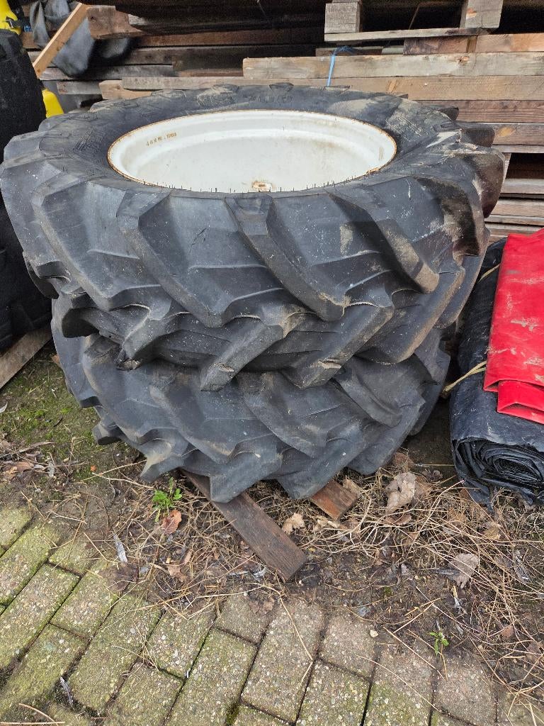 pirelli traktor banden 360/70r24 op velg, Ophalen