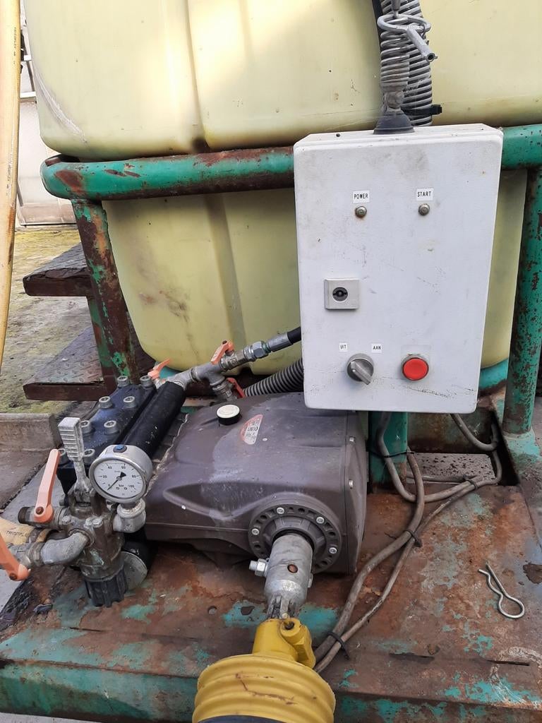 Getrokken spuittoestel 2500 liter, Ophalen