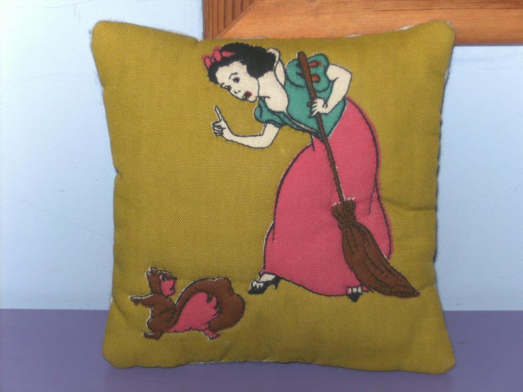 Oud kussentje van sneeuwwitje., Ophalen of Verzenden, Sneeuwwitje of Doornroosje, Gebruikt, Overige typen