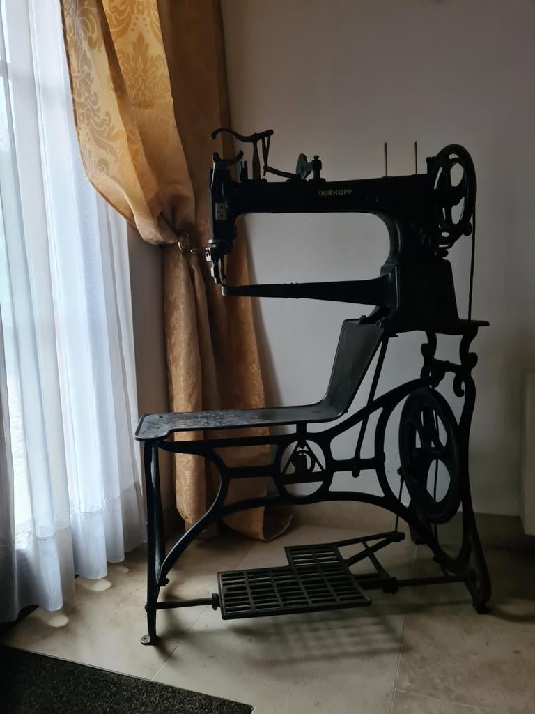 Antieke voor leder naaimachine Durkopp, Enlèvement