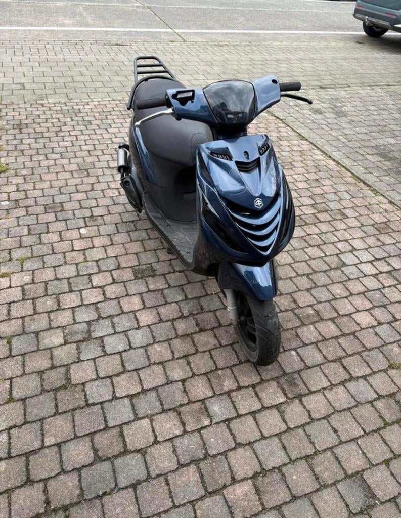Kapotte brommers gezocht!!, Fietsen en Brommers, Scooters | Piaggio, Ophalen, Zo goed als nieuw, Zip