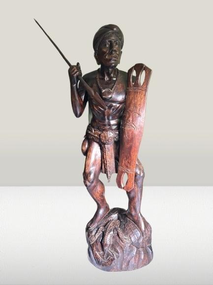 Grote handgesneden krijger in Filipijns hardhout, Antiek en Kunst, Ophalen