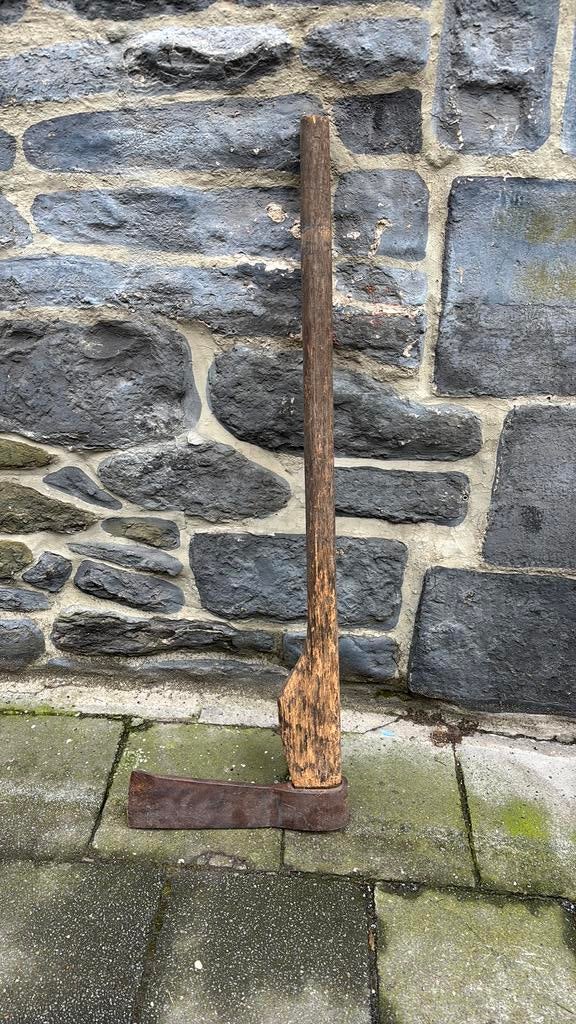 Énorme hache plus d’un mettre, Jardin & Terrasse, Outils à main, Enlèvement, Comme neuf, Hache