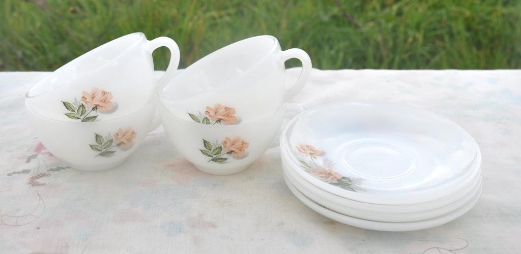 4 tasses avec sous tasses arcopal fleur de rose, Maison & Meubles, Cuisine | Vaisselle, Enlèvement ou Envoi, Comme neuf, Tasse(s) et/ou soucoupe(s)