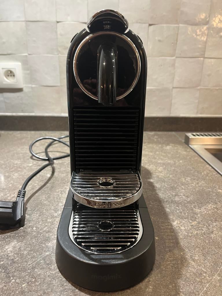 Nespresso Magimix, Electroménager, Cafetières, Réservoir d'eau amovible, Dosettes et capsules de café, 1 tasse, Utilisé