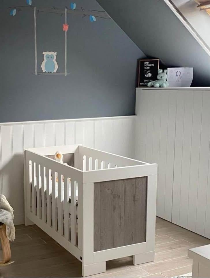 Ledikant en bijhorende commode van The Wood Factory, Kinderen en Baby's, Babywiegjes en Ledikanten, Ophalen, Gebruikt, Ledikant