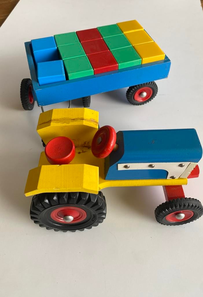 Tracteur en bois avec remorque et cube en plastique coloré, Enlèvement ou Envoi, Utilisé, Jouet à Pousser ou Tirer