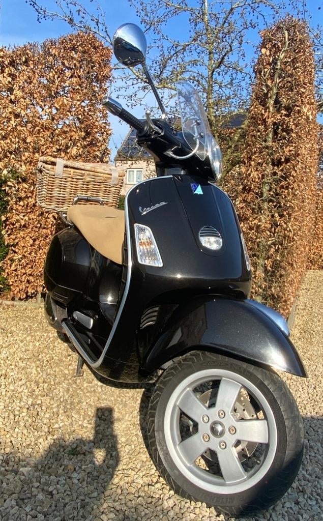 Zeer goed onderhouden Vespa 125cc GTS Zwart Metallic, Particulier, Scooter