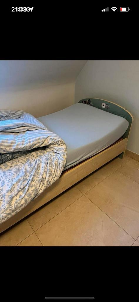 Lit simple, matelas et table de chevet, Enlèvement, Utilisé, Matelas