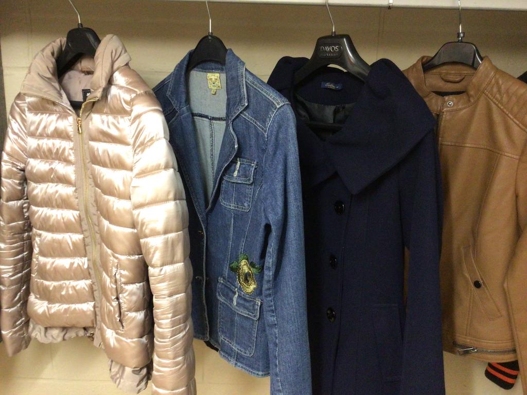 Vestes small la piece 10€, Vêtements | Femmes, Vestes | Hiver, Taille 36 (S), Enlèvement