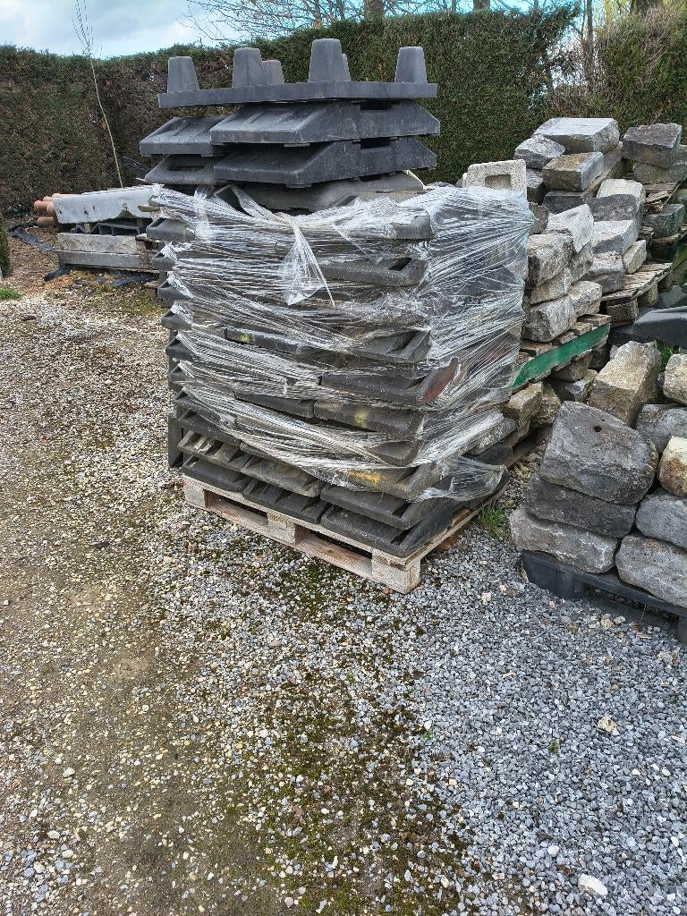 Betonnen en polyester blokken voor heras / werfhekken, Enlèvement, Comme neuf