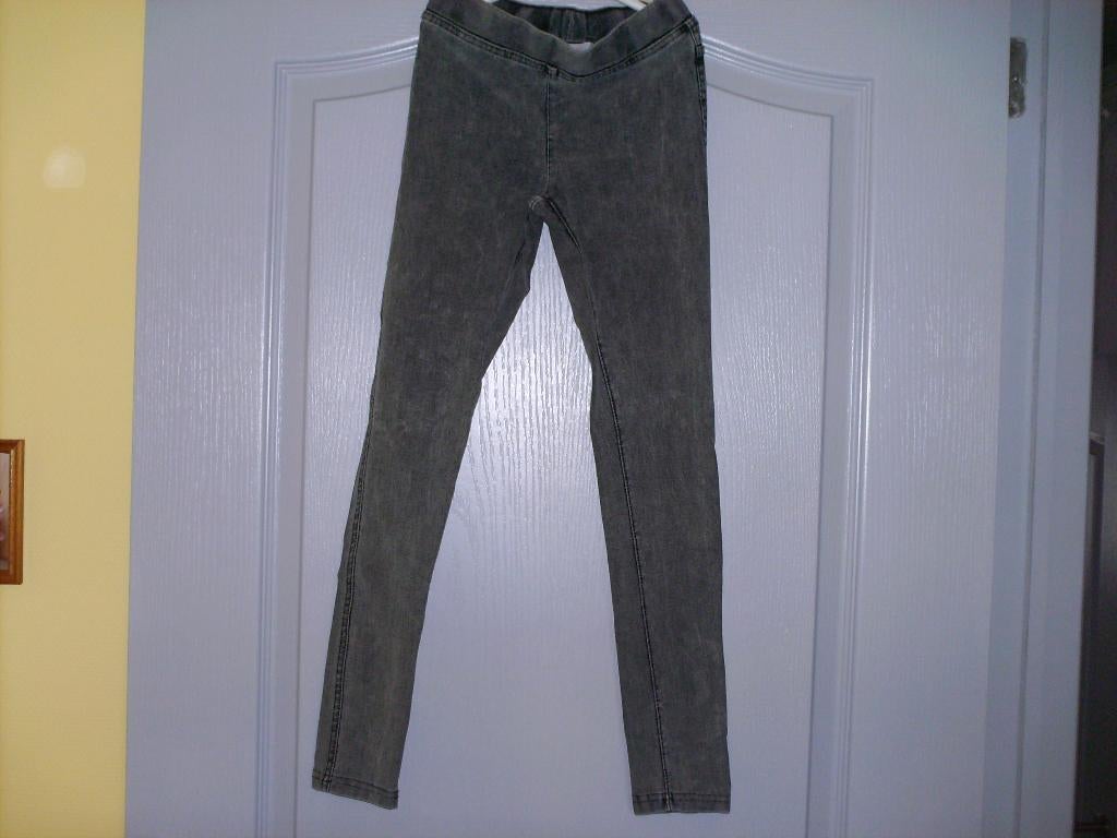a vendre pantalon enfant, Kinderen en Baby's, Kinderkleding | Maat 134, Ophalen of Verzenden, Gebruikt, Meisje, Broek
