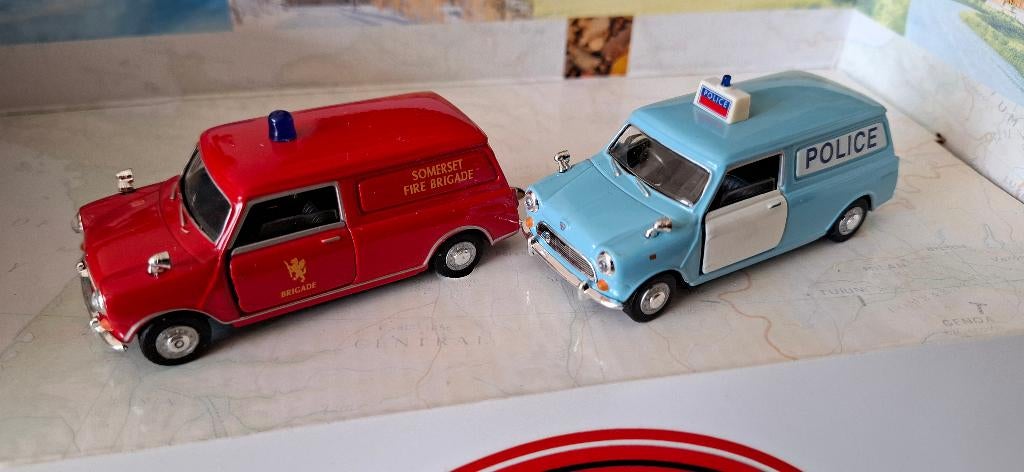 Lot 2x VAN MINI AUSTIN Mk2 (1x Pompiers + 1x Police) UH Neuf, Ophalen of Verzenden, Nieuw, Auto, Universal Hobbies