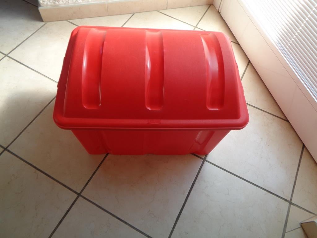 Coffre bac plastic rouge. Marque: RUBBER, Huis en Inrichting, Woonaccessoires | Kisten, Ophalen, Gebruikt