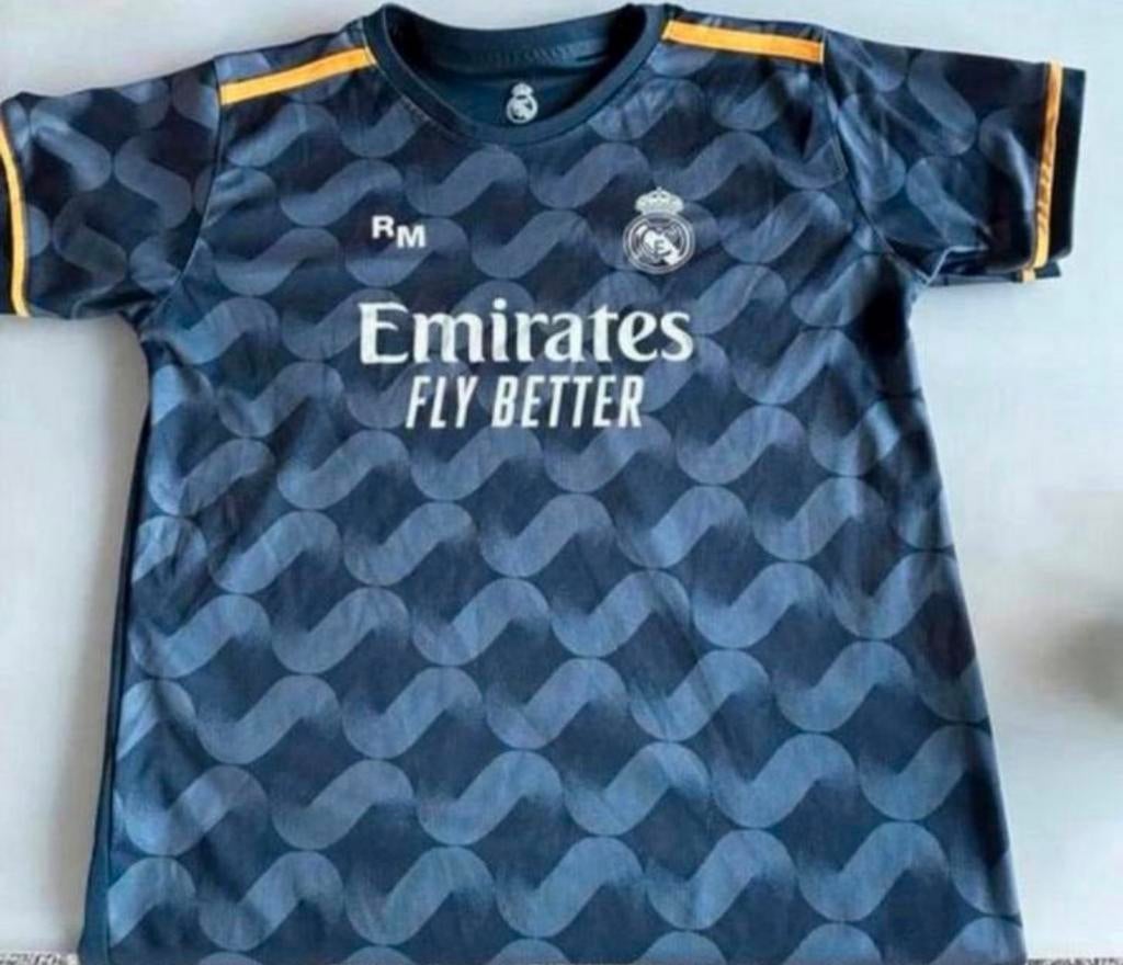 Voetbaltenue (t-shirt + short) Real Madrid maat 14, Sport en Fitness, Voetbal, Ophalen, Gebruikt, Set