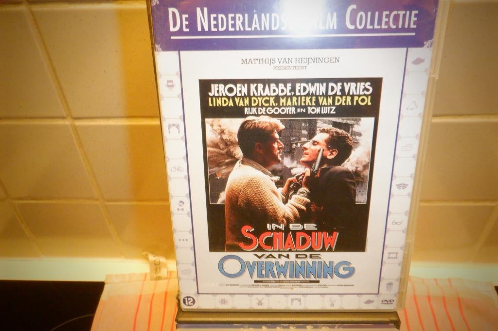 DVD In De Schaduw Van De Overwinning., CD & DVD, DVD | Action, Enlèvement ou Envoi, Comme neuf, Guerre